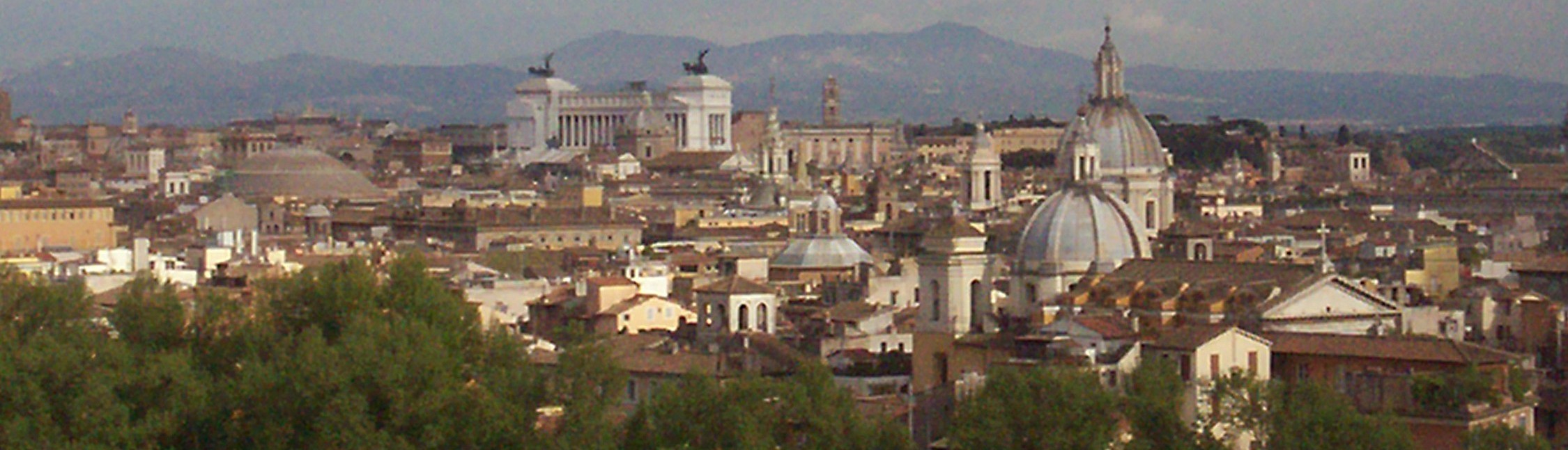  Monumento a Vittorio Emanuele II dominant la cit.